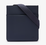 SACOCHE PLATE MEN&#039;S CLASSIC LACOSTE MARINE NH4424HC 021 www.solene-maroquinerie.fr