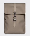 SAC A DOS RAINS RUCKSACK TONAL TAUPE 13400-14 www.solene-maroquinerie.fr