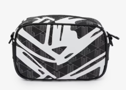 PETIT SAC REPORTER THE BLEND LACOSTE PRINT BLANC MONO NOIR NH4785BG Q11 www.solene-maroquinerie.fr