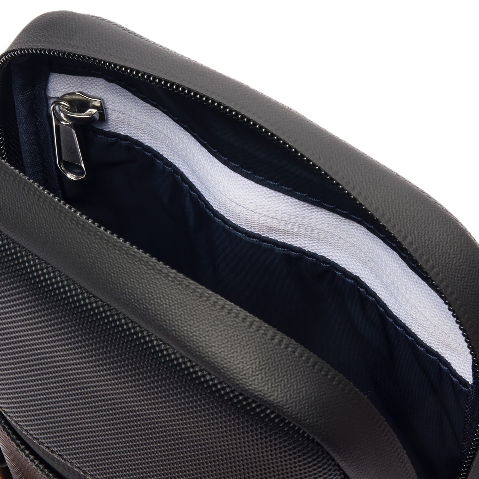 PETITE SACOCHE PLATE LACOSTE LCST NOIR NH3307LV 000 www.solene-maroquinerie.fr 4